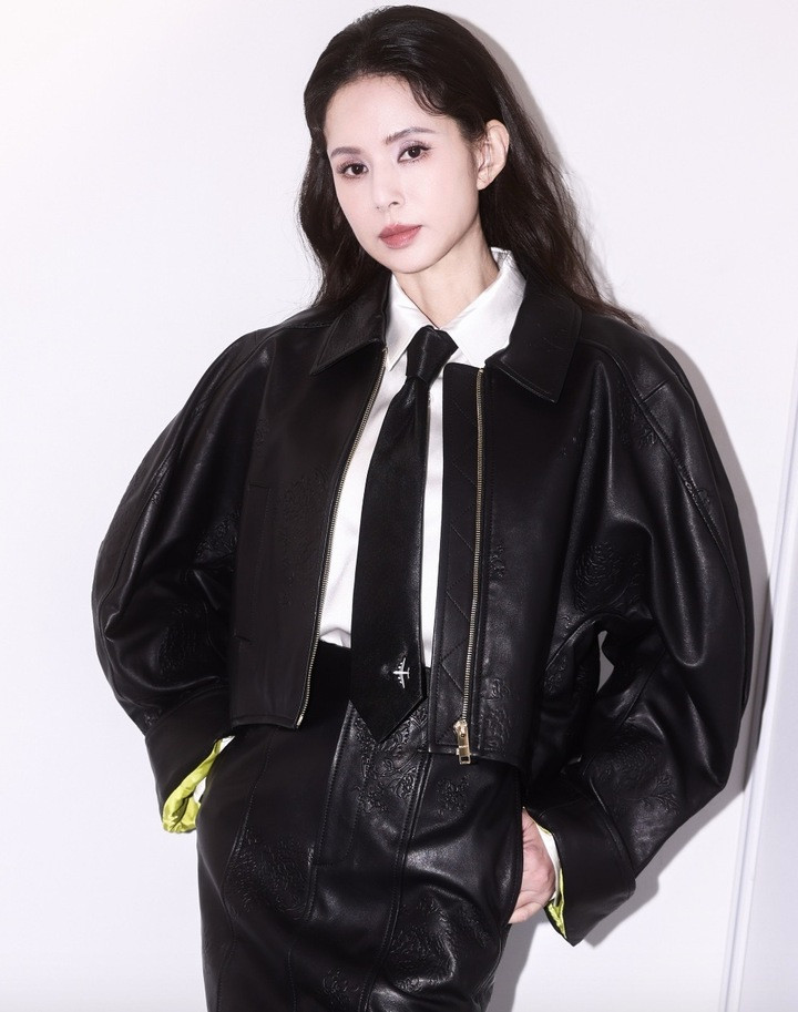 Ngỡ ngàng với sắc vóc ở tuổi 59 của