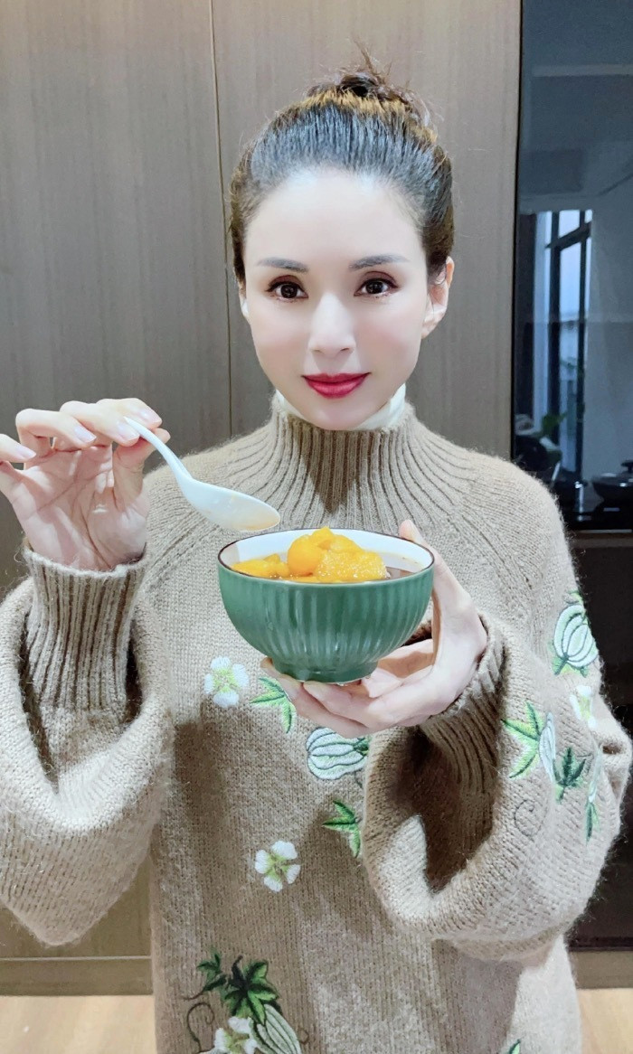 Ngỡ ngàng với sắc vóc ở tuổi 59 của