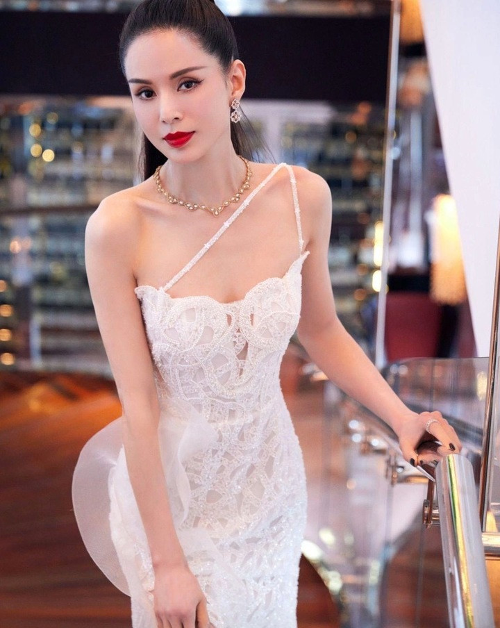 Ngỡ ngàng với sắc vóc ở tuổi 59 của