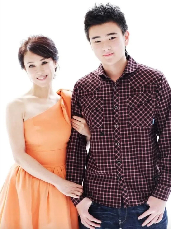 screen-shot-2025-12-01-at-94406-pm-21443450-1764635007578-1764635007883470907070 "Đát Kỷ gợi cảm nhất màn ảnh" Phó Nghệ Vỹ: Sống khép kín sau cú sốc mất con screen shot 2025 12 01 at 94406 pm 21443450 1764635007578 1764635007883470907070