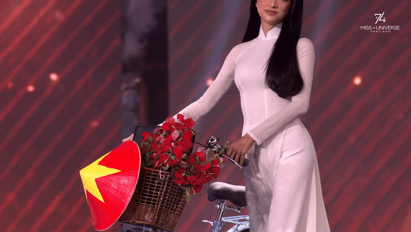 Hương Giang diện áo dài thong dong dắt xe đạp quá xinh, có thí sinh gặp sự cố vòng 1 cực nhạy cảm trên sóng Miss Universe!- Ảnh 1.