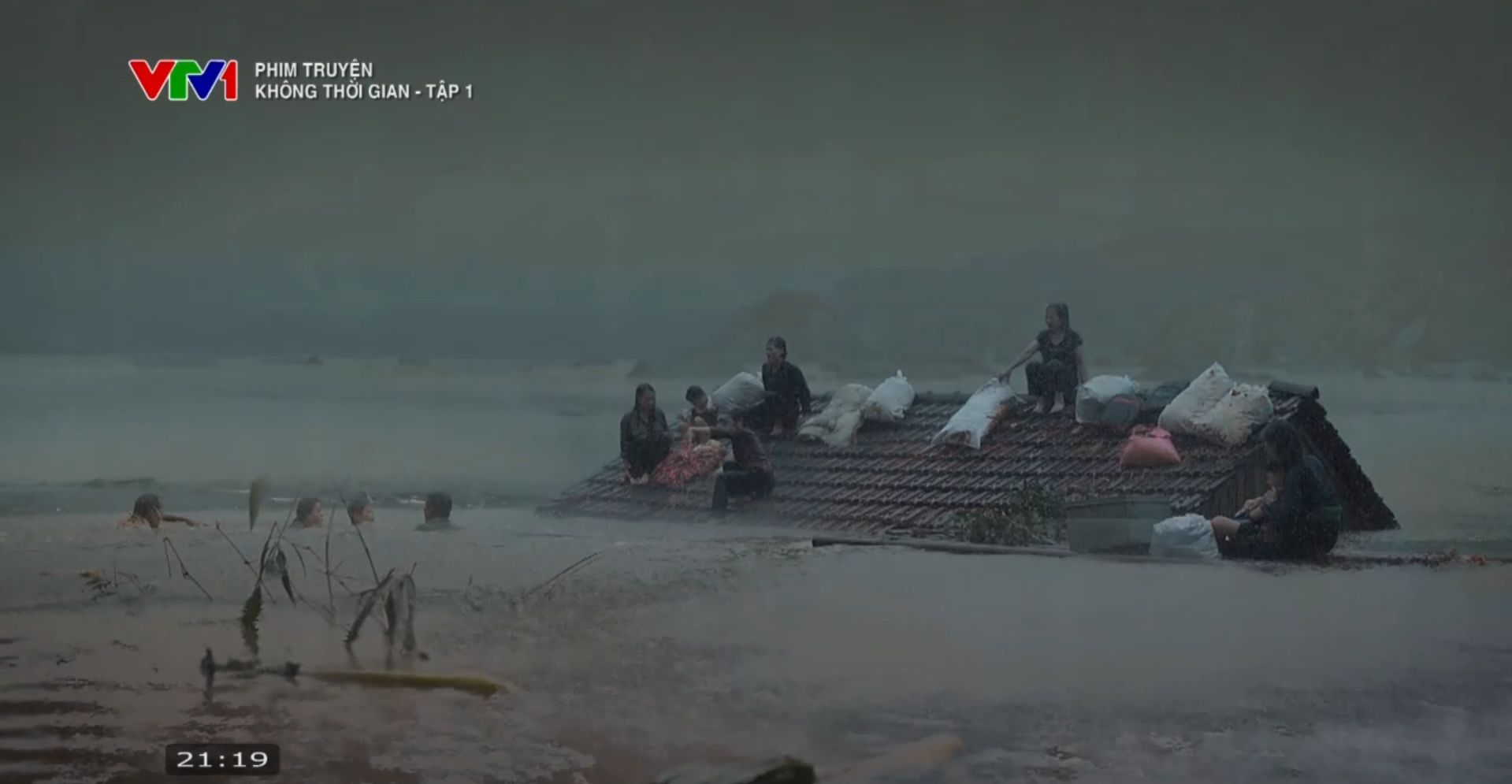 Sản phụ sắp sinh mắc kẹt trong mưa lũ, nước dâng tận nóc nhà, xem cảnh bộ đội giải cứu mà thắt lòng- Ảnh 2.