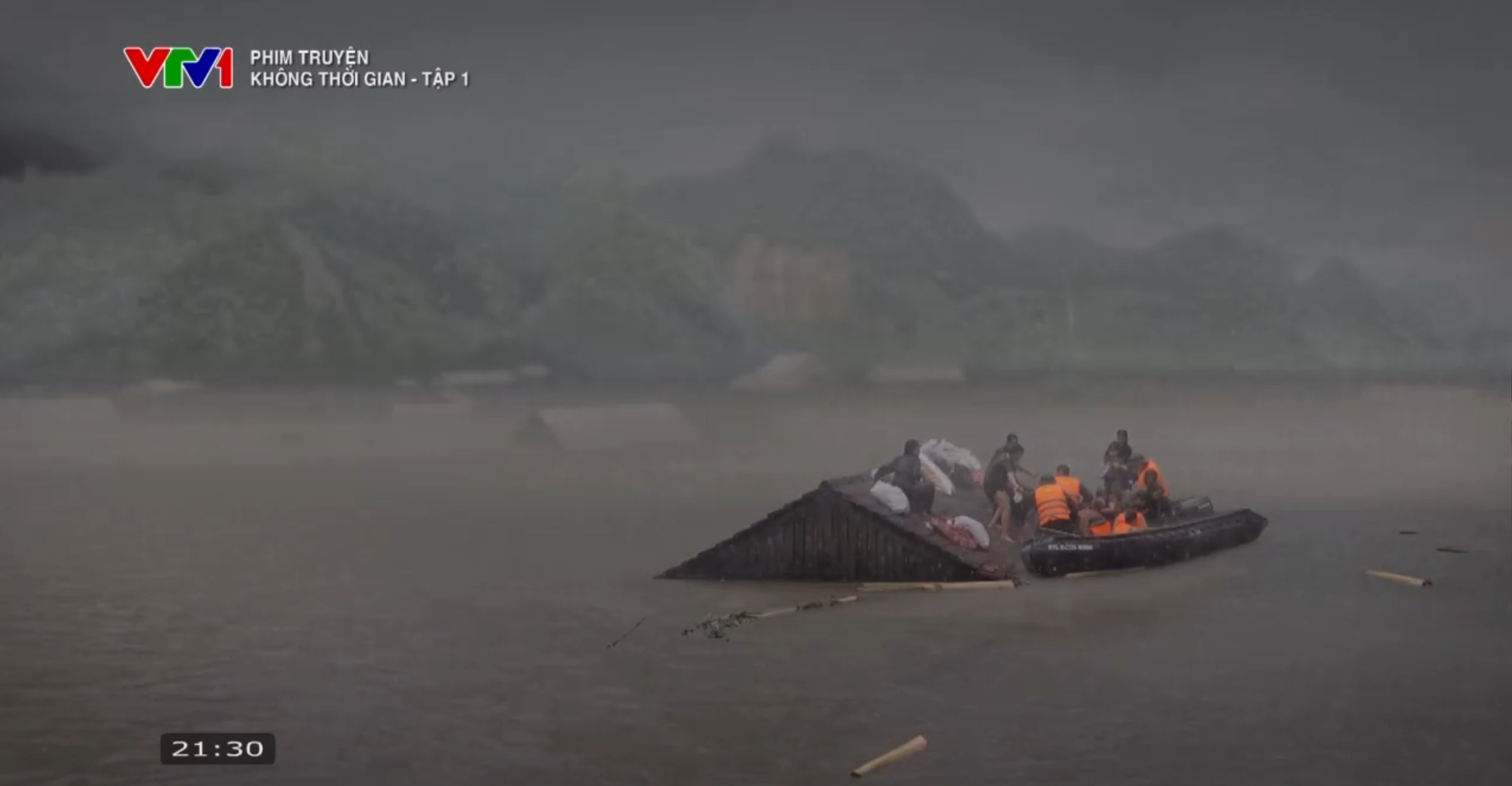 Sản phụ sắp sinh mắc kẹt trong mưa lũ, nước dâng tận nóc nhà, xem cảnh bộ đội giải cứu mà thắt lòng- Ảnh 3.