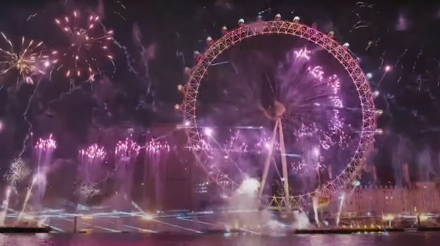 London Eye chính là trung tâm của màn bắn pháo hoa đêm giao thừa ở thủ đô nước Anh trong nhiều thập kỷ. Ảnh: YouTube