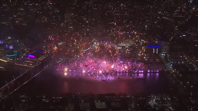 Vào khoảnh khắc đồng hồ Big Ben ngân vang những tiếng chuông đầu tiên năm mới 2025, thủ đô nước Anh rực sáng với màn pháo hoa hoành tráng, với điểm nhấn là vòng quay khổng lồ London Eye. Ảnh: YouTube