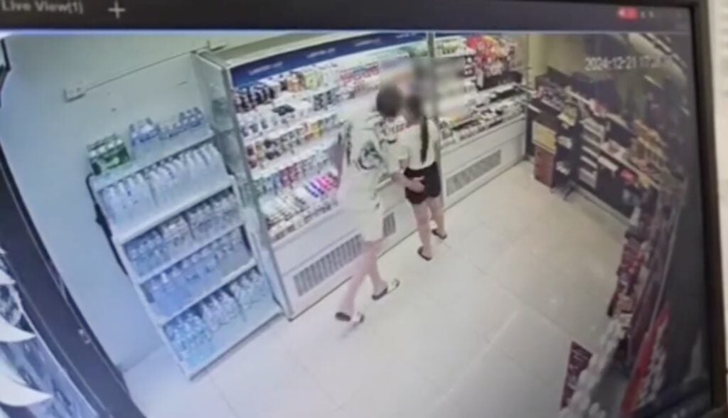 Thản nhiên chạm điểm nhạy cảm của người phụ nữ trong siêu thị, nam du khách nước ngoài ngang ngược