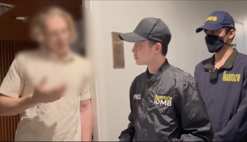 Thản nhiên chạm điểm nhạy cảm của người phụ nữ trong siêu thị, nam du khách nước ngoài ngang ngược