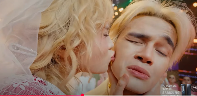 Chứng kiến nụ hôn của MisThy, nữ streamer nổi tiếng Chứng kiến nụ hôn của MisThy, nữ streamer nổi tiếng