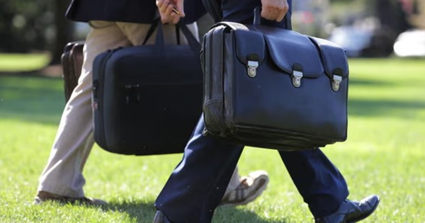 Các tổng thống Mỹ chuyển giao vali hạt nhân thế nào? screenshot 2025 01 20 142315 1 14245803 1737369389076 17373693891791129639338 0 3 415 667 crop 1737369454491880789386png