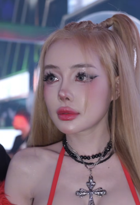 Ngân 98 đứng hình trước hành động