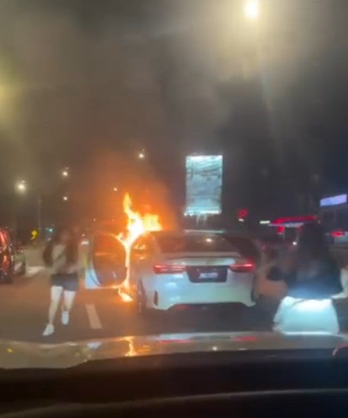 Cãi vã căng thẳng, chồng đốt xe của vợ giữa đường, 4 người trên xe hoảng loạn tháo chạy- Ảnh 2. Cãi vã căng thẳng, chồng đốt xe của vợ giữa đường, 4 người trên xe hoảng loạn tháo chạy- Ảnh 2.