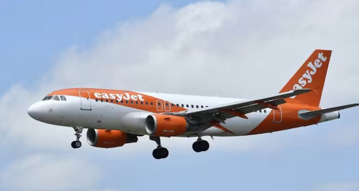 Phi công bất ngờ ngã gục, máy bay hãng EasyJet phải hạ cánh khẩn cấp- Ảnh 1. Phi công bất ngờ ngã gục, máy bay hãng EasyJet phải hạ cánh khẩn cấp- Ảnh 1.