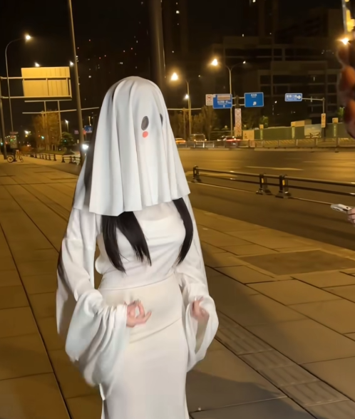 14 triệu lượt xem cô gái cosplay ma nữ, chỉ 9 giây nhưng đủ siêu lòng fan nam- Ảnh 3. 14 triệu lượt xem cô gái cosplay ma nữ, chỉ 9 giây nhưng đủ siêu lòng fan nam- Ảnh 3.