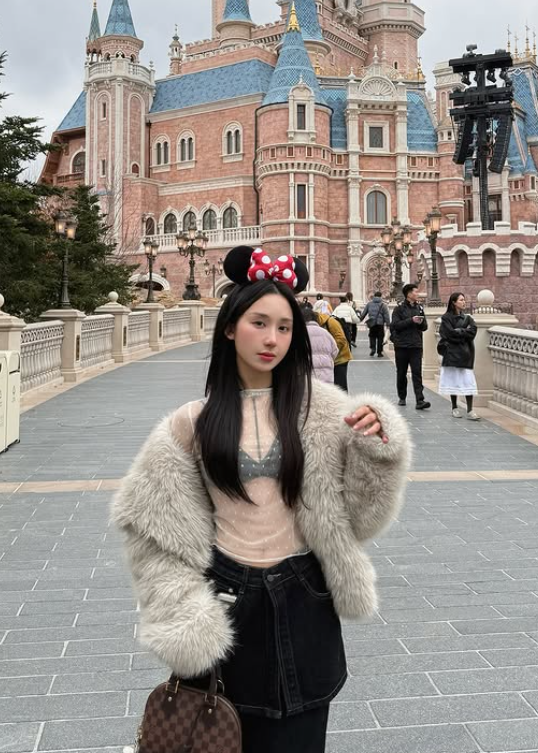 Mina Young tự tin diện thời trang xuyên thấu, có hành động cực tinh tế- Ảnh 3. Mina Young tự tin diện thời trang xuyên thấu, có hành động cực tinh tế- Ảnh 3.