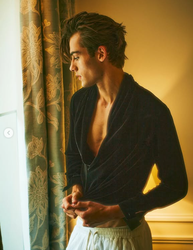 "Thiếu niên đẹp trai nhất thế giới" sau 9 năm gây bão toàn cầu: Nhan sắc chàng thơ thực sự không ai có thể rời mắt screenshot 2025 03 14 115409 1741928150052427111726 1741939561508 17419395616791064519162