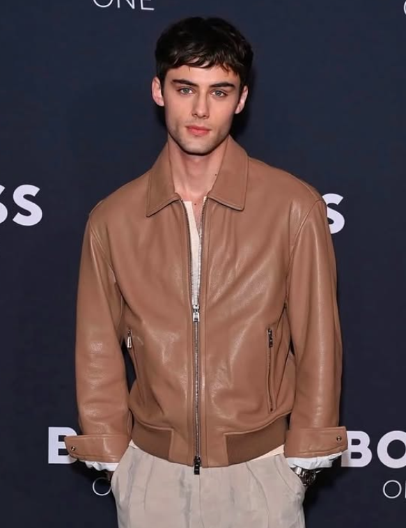 "Thiếu niên đẹp trai nhất thế giới" sau 9 năm gây bão toàn cầu: Nhan sắc chàng thơ thực sự không ai có thể rời mắt screenshot 2025 03 14 115454 17419281500251279936212 1741939566049 17419395661801036754221