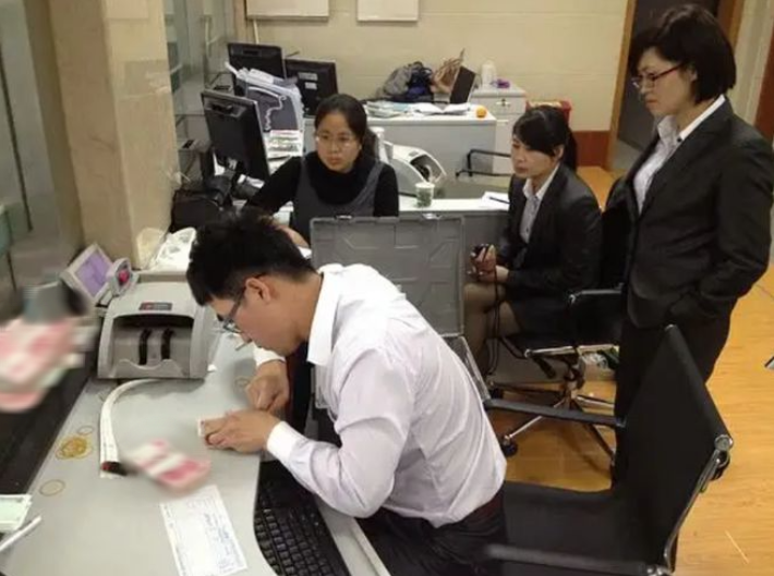 Gửi tiết kiệm 150 triệu đồng, 20 năm sau mới biết tài khoản không còn một xu: Người đàn ông tá hỏa khi ngân hàng tuyên bố ‘‘chính anh yêu cầu rút tiền’’- Ảnh 1.