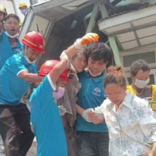 Bé gái mắc kẹt trong khách sạn đổ sập ở Myanmar sống sót thần kỳ sau 50 tiếng nhờ 1 thứ trong phòng- Ảnh 2. Bé gái mắc kẹt trong khách sạn đổ sập ở Myanmar sống sót thần kỳ sau 50 tiếng nhờ 1 thứ trong phòng- Ảnh 2.