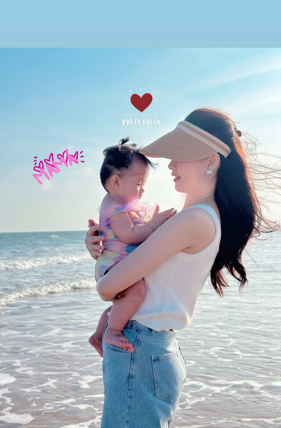 Hoa hậu Đặng Thu Thảo khoe khoảnh khắc ngọt ngào bên con gái út, nhan sắc tuổi 33 gây chú ý- Ảnh 1.