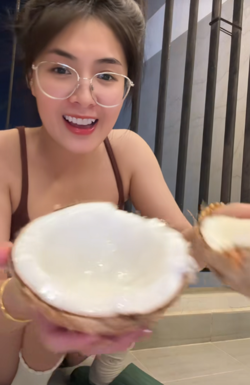 Làm clip bổ dừa, Quỳnh Alee nhận về nhiều bình luận khen chê- Ảnh 7.