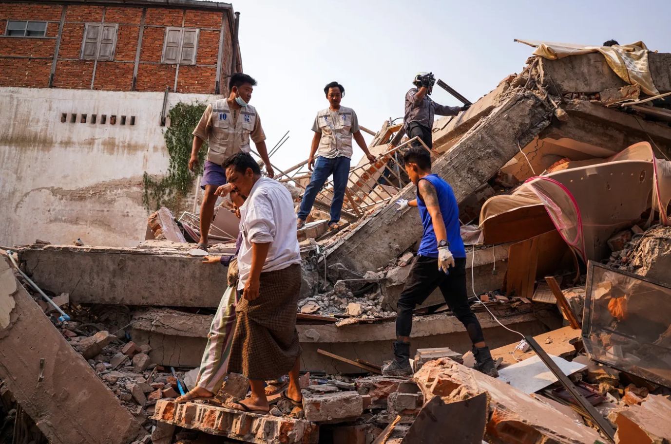Chiêu trò lừa đảo xuất hiện tại Myanmar: Những người khốn cùng tiếp tục trở thành nạn nhân sau thảm họa- Ảnh 3.