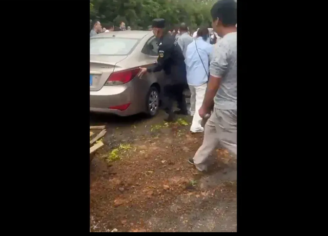 Xe điên lao vào đám đông trước cổng trường học tại Trung Quốc, nhiều người bị thương- Ảnh 1.