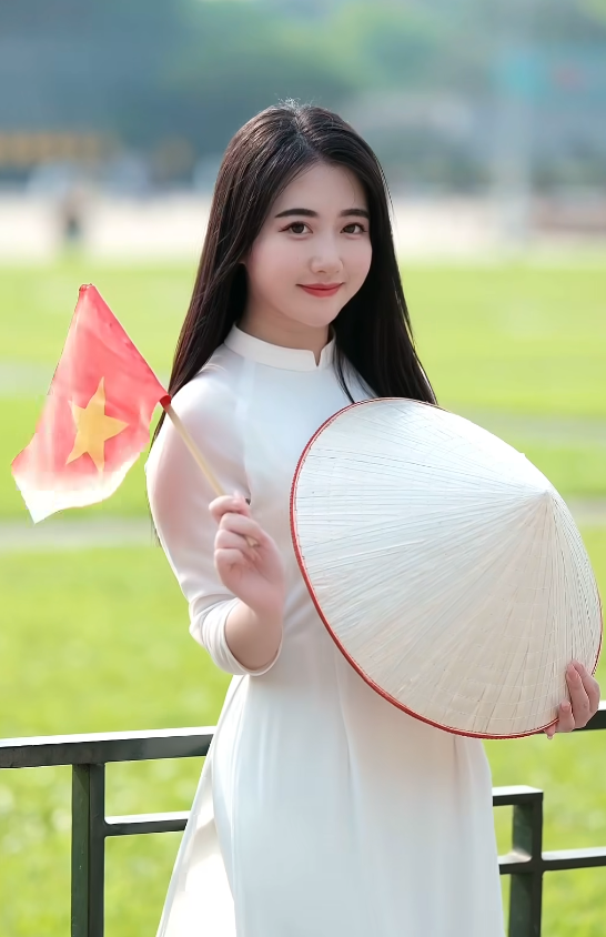 Cô giáo tiếng Nhật xuống phố, diện áo dài nhan sắc trong trẻo, fan nam muốn ngắm nàng thơ mãi không thôi!- Ảnh 1.