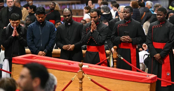 Hàng chục nghìn người xếp hàng viếng Giáo hoàng Francis trong một ngày screenshot 2025 04 25 144454 17455670994581693020673 0 0 592 947 crop 17455671029261715919767png