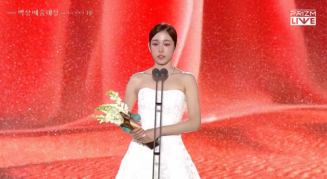 Trực tiếp Baeksang 2025: Khi Cuộc Đời Cho Bạn Quả Quýt được xướng tên ở giải Biên kịch xuất sắc nhất- Ảnh 11.