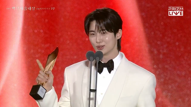 Trực tiếp Baeksang 2025: Khi Cuộc Đời Cho Bạn Quả Quýt được xướng tên ở giải Biên kịch xuất sắc nhất- Ảnh 7.