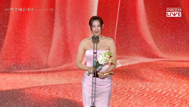 Trực tiếp Baeksang 2025: Khi Cuộc Đời Cho Bạn Quả Quýt được xướng tên ở giải Biên kịch xuất sắc nhất- Ảnh 3.