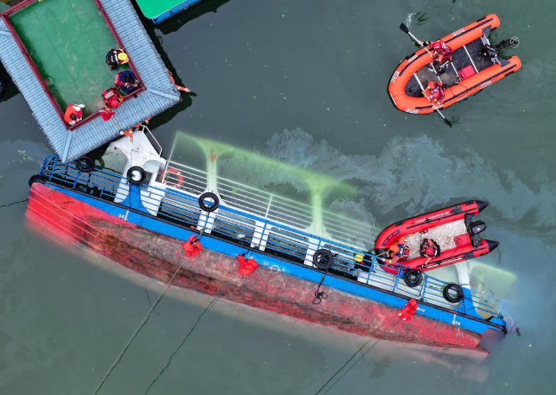 Cảnh tượng kinh hoàng khi 4 thuyền du lịch bất ngờ lật úp, 84 người cùng rơi xuống sông- Ảnh 2. Cảnh tượng kinh hoàng khi 4 thuyền du lịch bất ngờ lật úp, 84 người cùng rơi xuống sông- Ảnh 2.