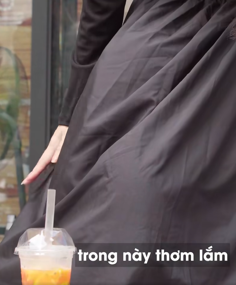 Video chàng trai núp trong váy bạn thân Video chàng trai núp trong váy bạn thân