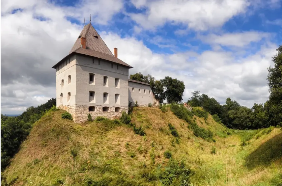 Bí ẩn căn phòng bị bịt kín 300 năm dưới lâu đài Ukraine- Ảnh 1.