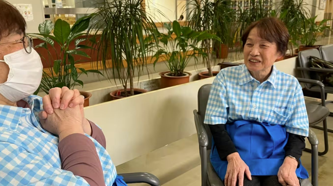 Chuyện lạ ở nền kinh tế lớn thứ 4 thế giới: 5 triệu cụ già trên 70 tuổi vẫn đi làm kiếm sống, 60 tuổi được coi là 'trẻ'- Ảnh 2. Chuyện lạ ở nền kinh tế lớn thứ 4 thế giới: 5 triệu cụ già trên 70 tuổi vẫn đi làm kiếm sống, 60 tuổi được coi là 'trẻ'- Ảnh 2.