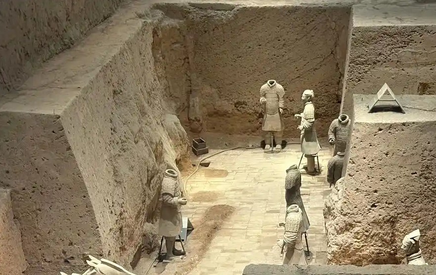 Có người nhảy vào hố Binh mã dõng: “Kỳ quan thứ 8 của thế giới” ở Trung Quốc tổn hại không thể đảo ngược- Ảnh 1.