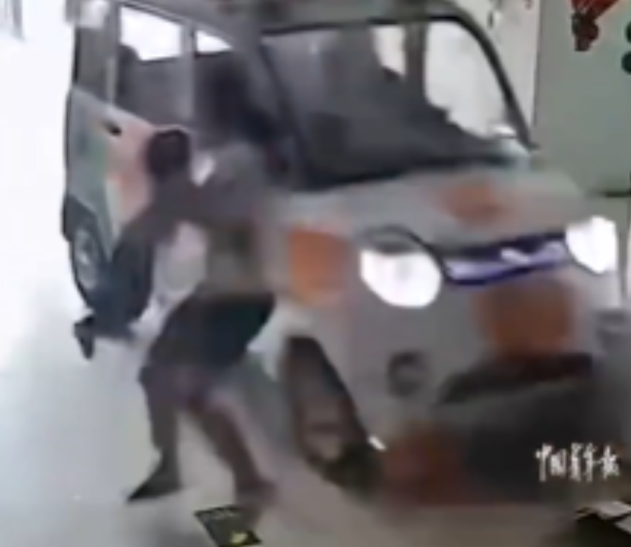 “Xe điên” đột ngột lao vào nhà hàng, phản ứng của bé gái 11 tuổi khiến tất cả sửng sốt- Ảnh 1.