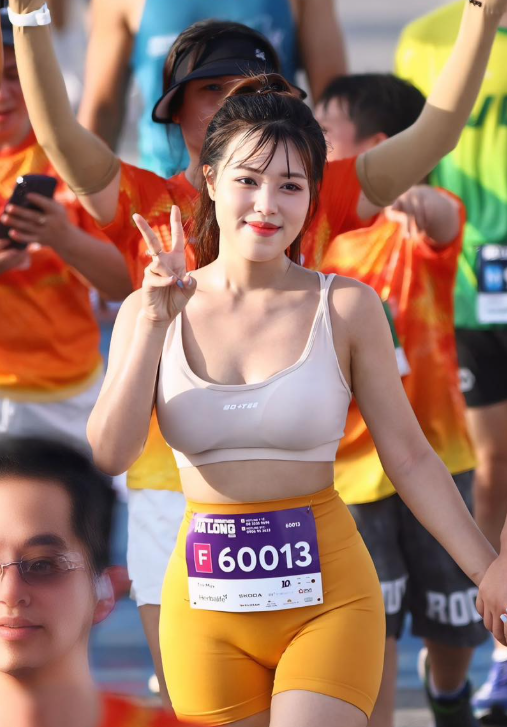 "Tỏa sáng" trên đường chạy, gái xinh đáp trả khi bị nói "làm màu" screenshot 2025 06 05 113905 17490984635221194765283 1749099021092 1749099021221524780234