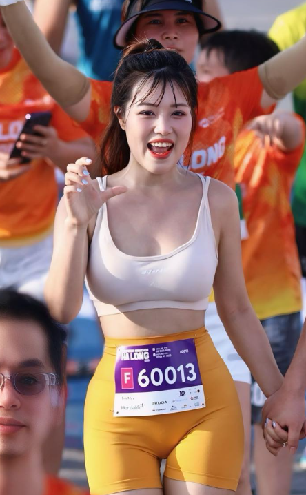 "Tỏa sáng" trên đường chạy, gái xinh đáp trả khi bị nói "làm màu" screenshot 2025 06 05 113916 1749098463497483340222 1749099020207 17490990203611103552206