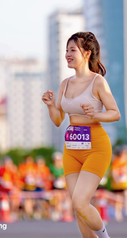 "Tỏa sáng" trên đường chạy, gái xinh đáp trả khi bị nói "làm màu" screenshot 2025 06 05 113932 1749098463487755764349 1749099019167 1749099019546392360924