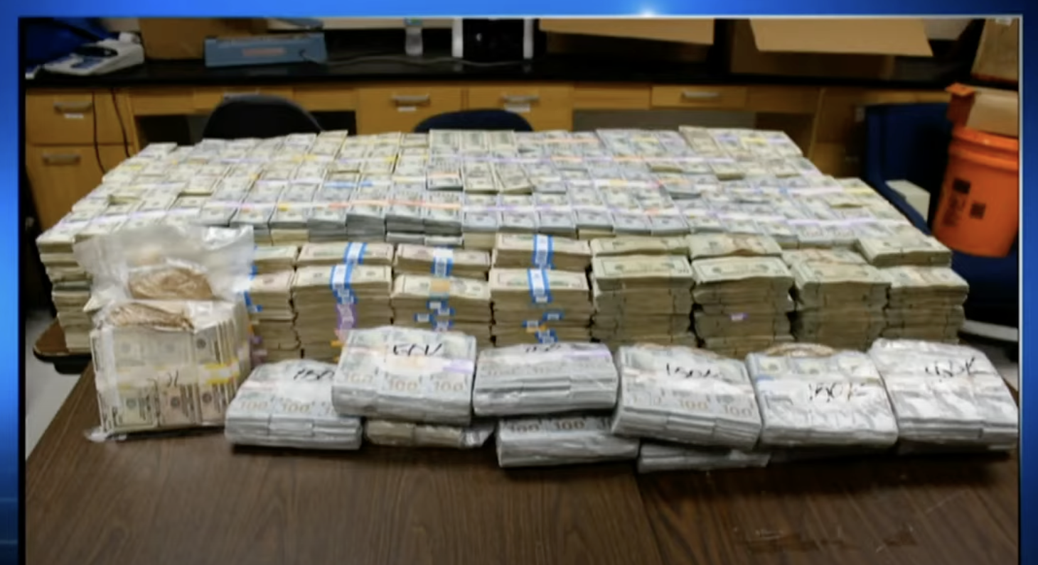 Tịch thu hơn 600 tỷ đồng đựng trong xô nhựa giấu trên trần nhà của một cửa hàng bán đồ trồng cây- Ảnh 1.