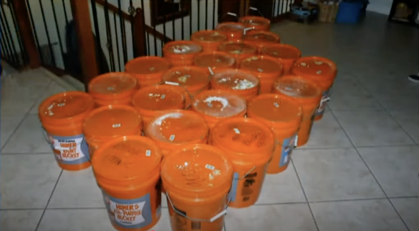 Tịch thu hơn 600 tỷ đồng đựng trong xô nhựa giấu trên trần nhà của một cửa hàng bán đồ trồng cây- Ảnh 2.