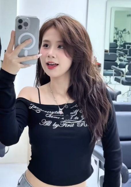 Bỏ trăm triệu trùng tu nhan sắc, hot TikToker nói gì khi nhận bình luận trái chiều- Ảnh 1. Bỏ trăm triệu trùng tu nhan sắc, hot TikToker nói gì khi nhận bình luận trái chiều- Ảnh 1.