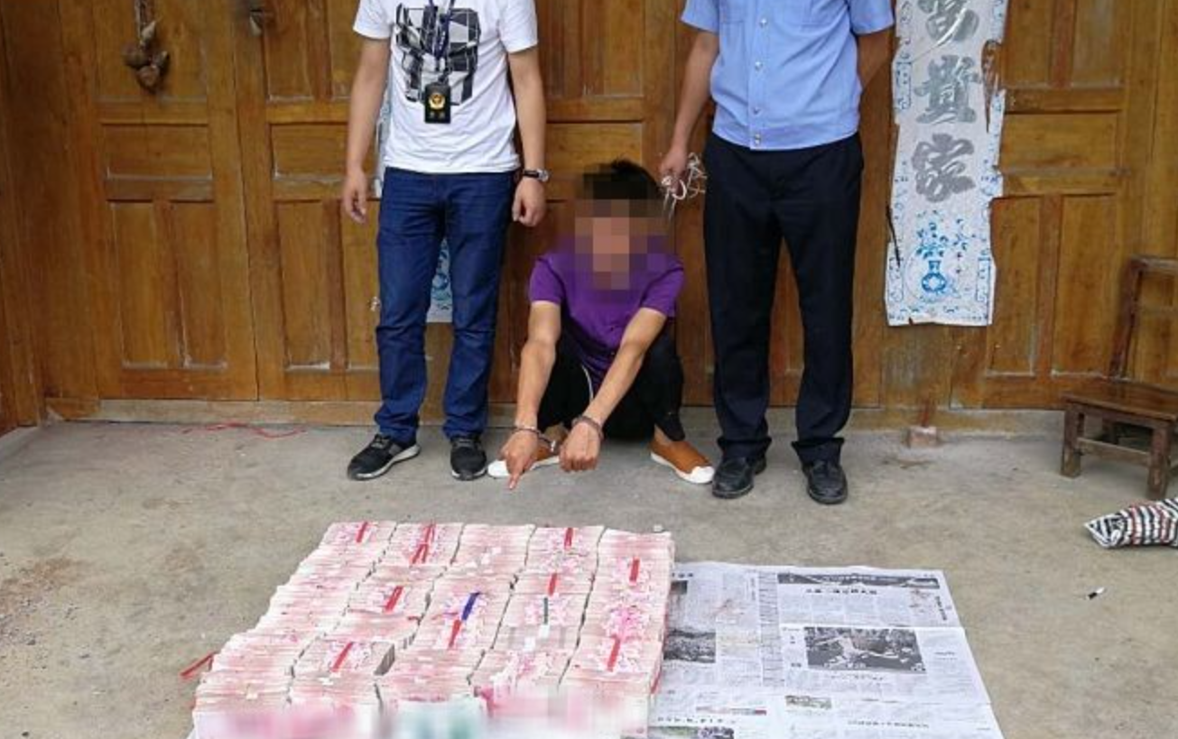 Tịch thu 18 tỷ đồng tiền mặt xếp từng cọc ngay ngắn trong tường 1 căn nhà xập xệ- Ảnh 3.