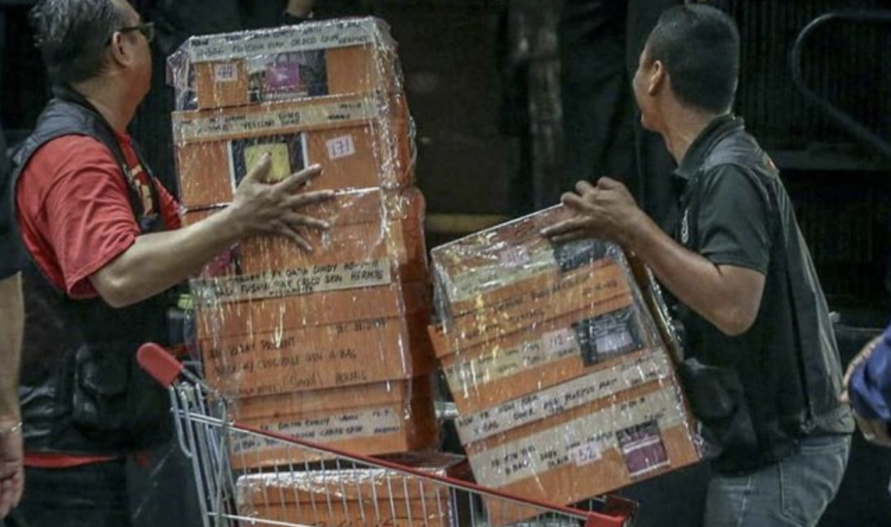 Tịch thu 660 tỷ đồng nằm rải rác trong một căn hộ chung cư trống người ở: Phát hiện thêm hàng chục túi chứa trang sức, đồng hồ và các thỏi vàng- Ảnh 1. Tịch thu 660 tỷ đồng nằm rải rác trong một căn hộ chung cư trống người ở: Phát hiện thêm hàng chục túi chứa trang sức, đồng hồ và các thỏi vàng- Ảnh 1.