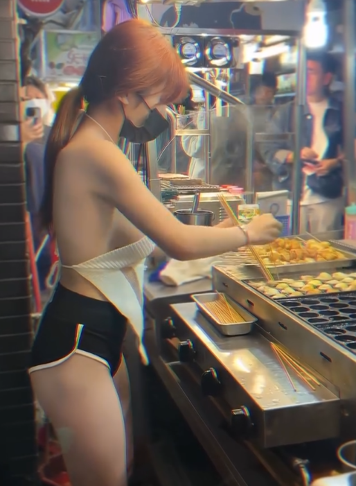 Diện đồ kiệm vải bán hàng ở chợ đêm, cô gái thu hút sự chú ý- Ảnh 2.