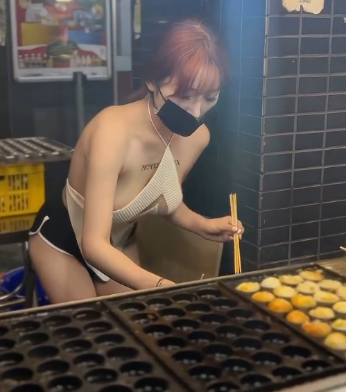 Diện đồ kiệm vải bán hàng ở chợ đêm, cô gái thu hút sự chú ý- Ảnh 1.