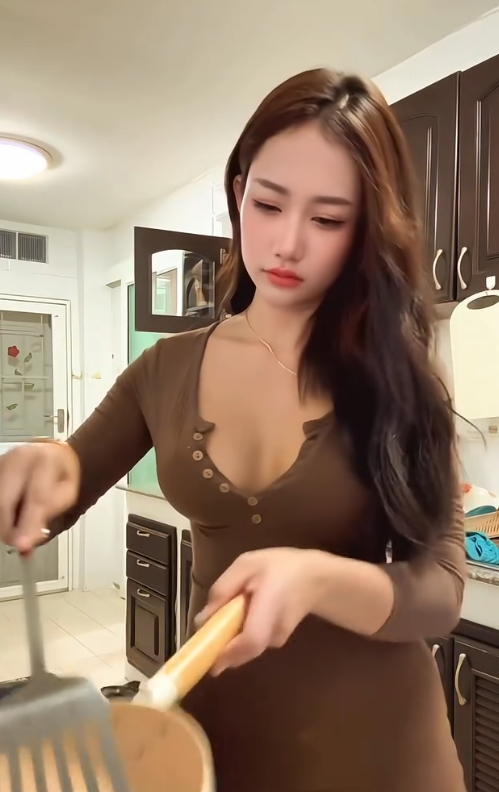 Hóa thân thành cô vợ đảm đang, hot girl nóng bỏng chẳng kém