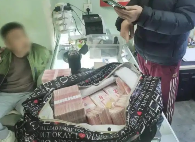 Thu giữ hơn 20 tỷ đồng tiền mặt, 300 gram vàng cùng 68 chiếc điện thoại di động - Hé lộ đường dây lừa đảo với thủ đoạn tinh vi không ngờ- Ảnh 2.