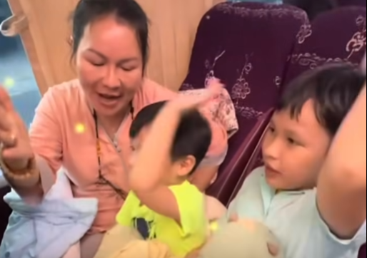 Sau 100 ngày của chồng, bà xã Quý Bình bất ngờ đưa 2 con trai đi làm điều này- Ảnh 1.